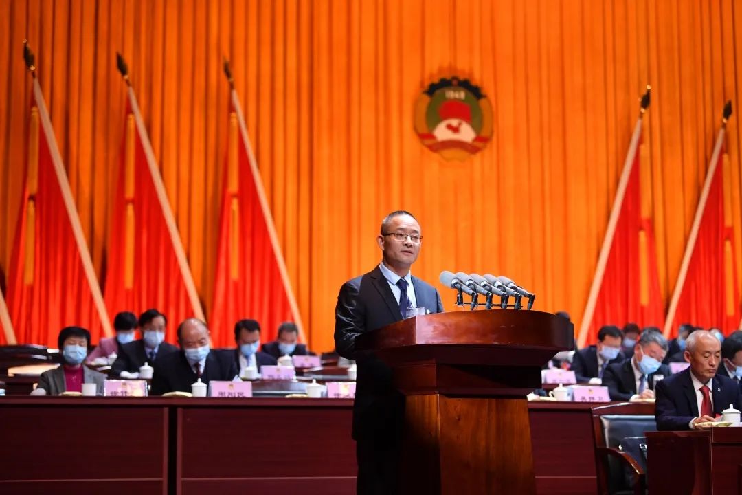 储昭节委员代表市政协提案委员会提出加快推进工业强