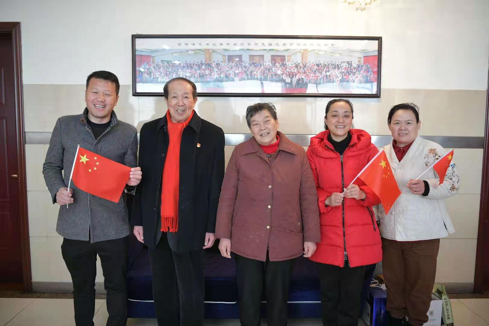 多名中国好人给李玉兰拜年_蚌埠新闻网