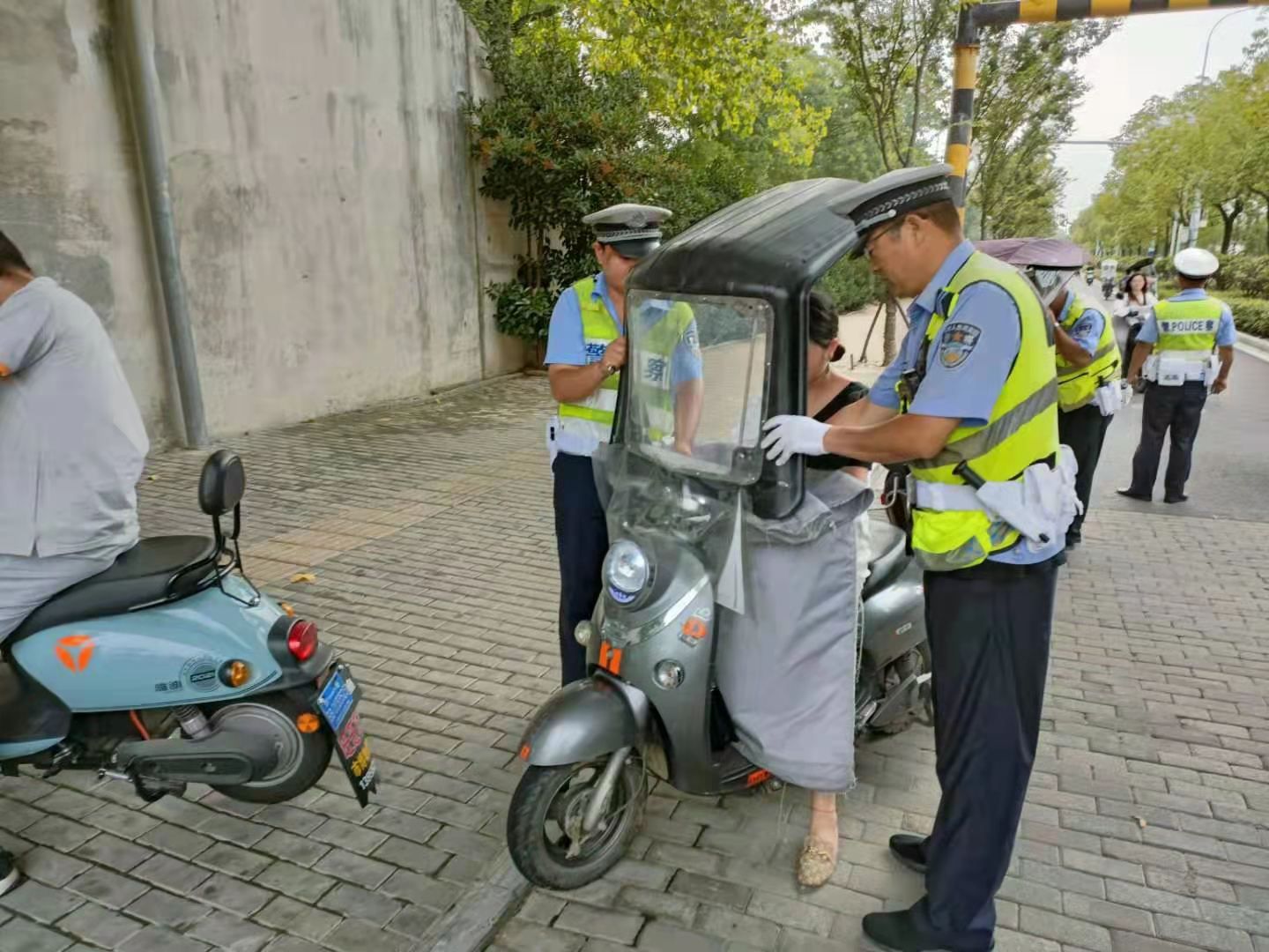 交警整治电动车非法加装遮阳篷