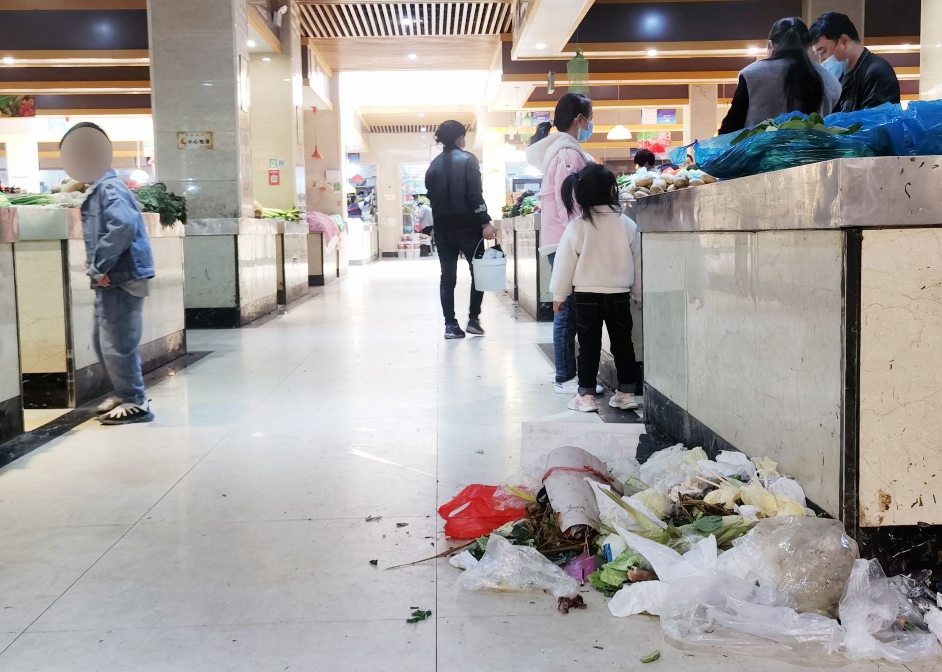 地面脏乱差这四家农贸市场环境卫生需改进