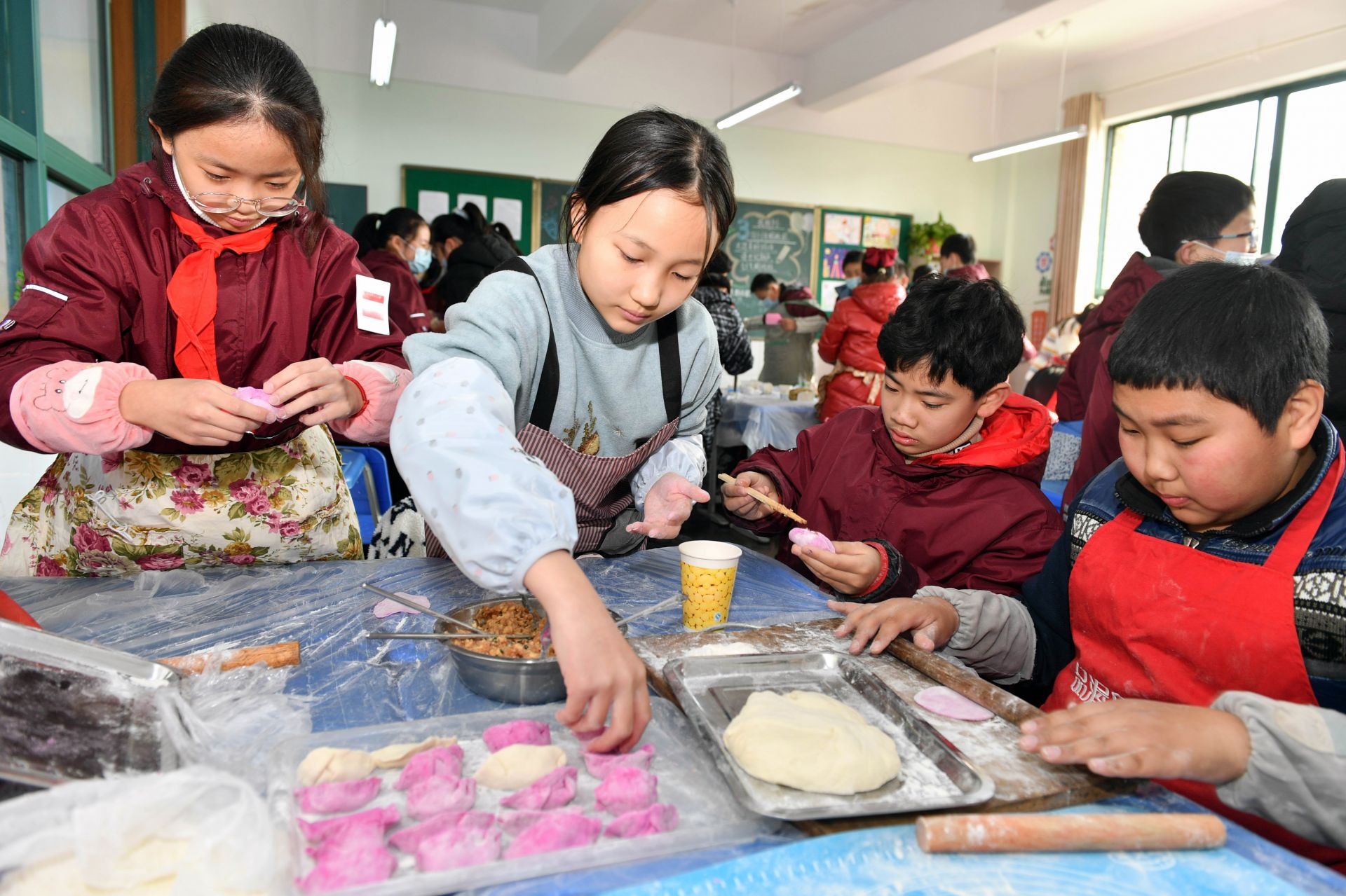 12月21日中午,蚌山小学六年级(七)班学生分组在教室里进行包饺子比赛.
