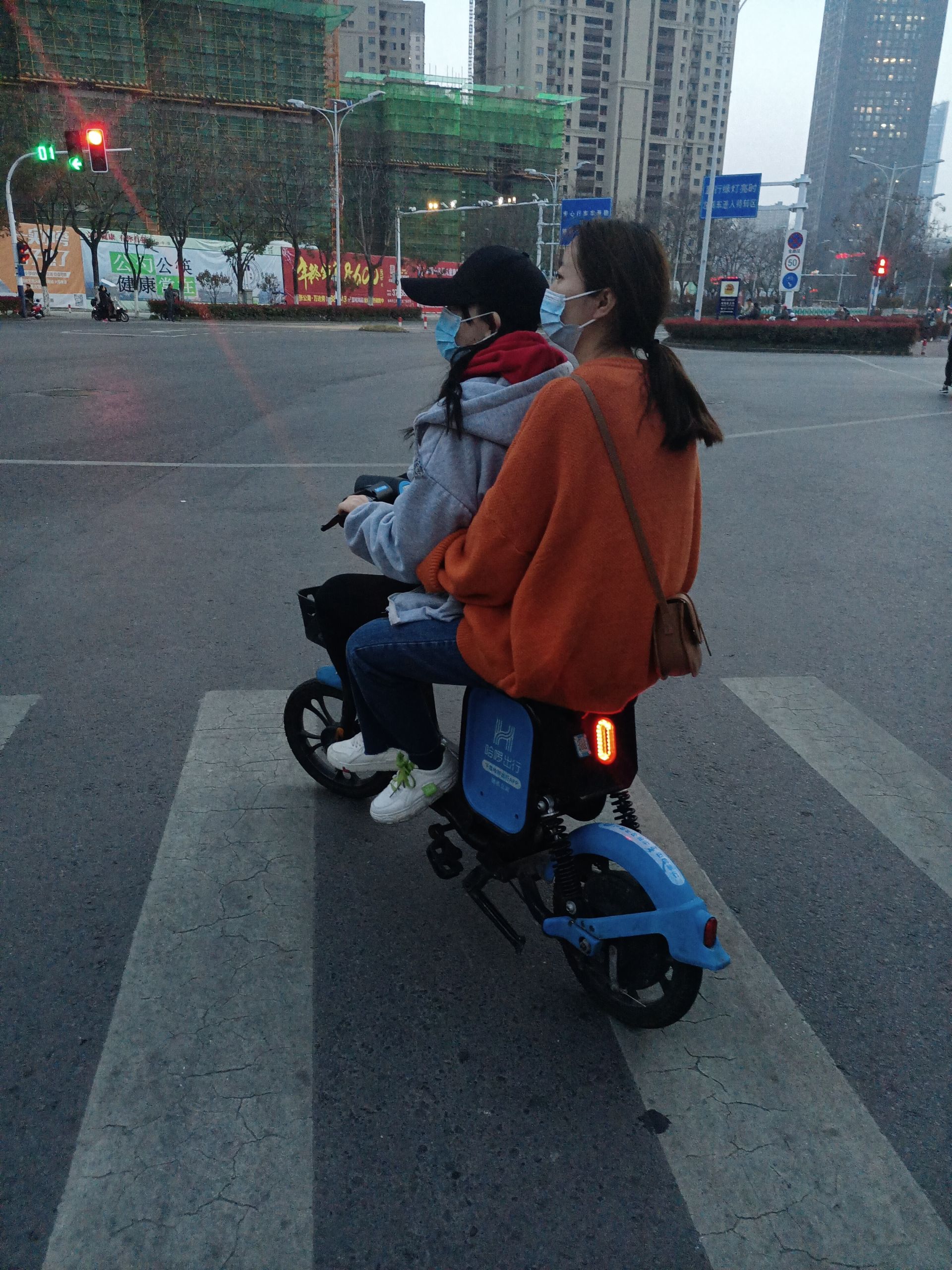 共享电单车载人面临50元以下罚款