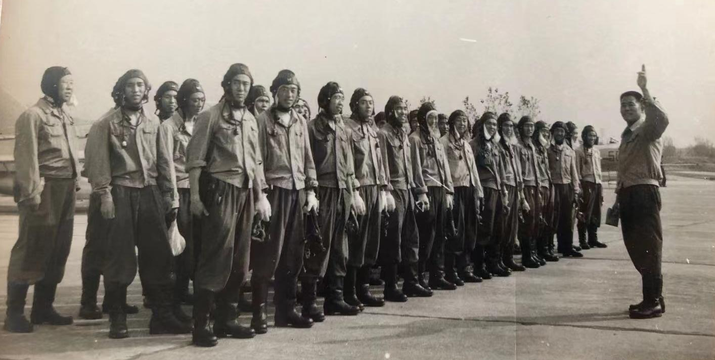 没有赶上抗美援朝一线,我被分到了空军某师任歼击机飞行员,然后一步步