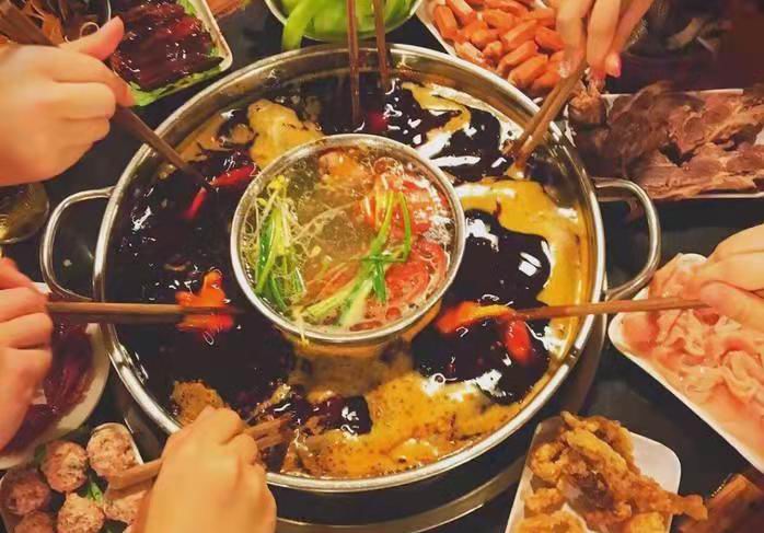 热热闹闹吃火锅"每年都是这样,天气越冷我们越忙,所以冬至后会到我们