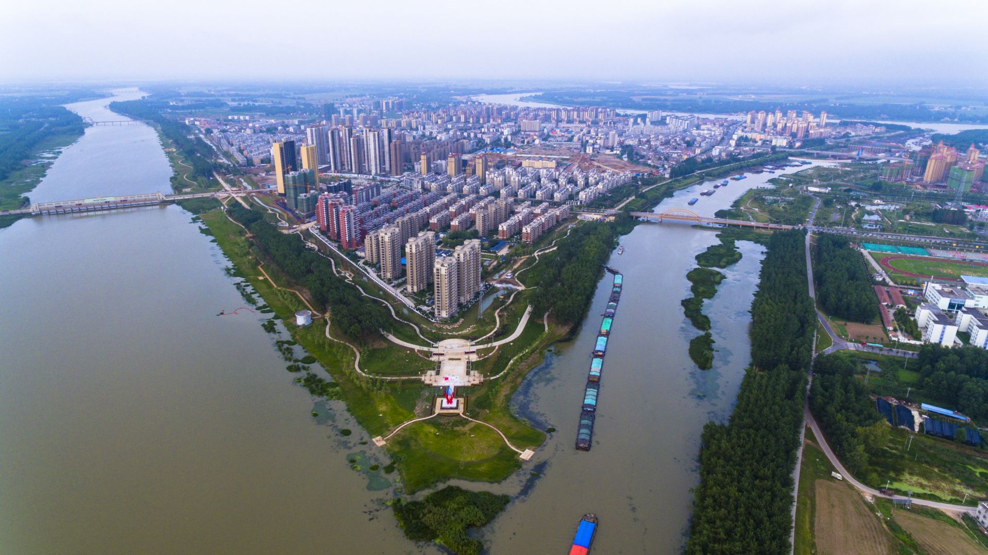 五河县城关镇浍河公园巧妙利用周边水资源开发景点航拍湖上升明月古