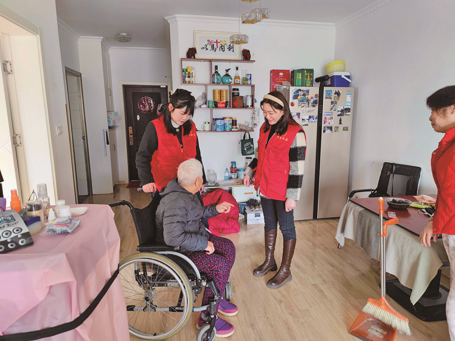 万达社区走访慰问空巢老人