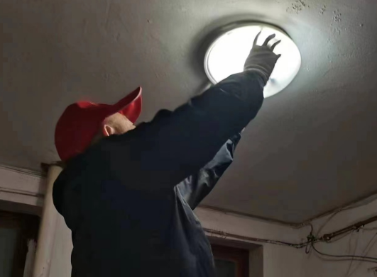 蚌山区纬二路街道爱国巷社区维修楼道灯让失明灯泡恢复照明