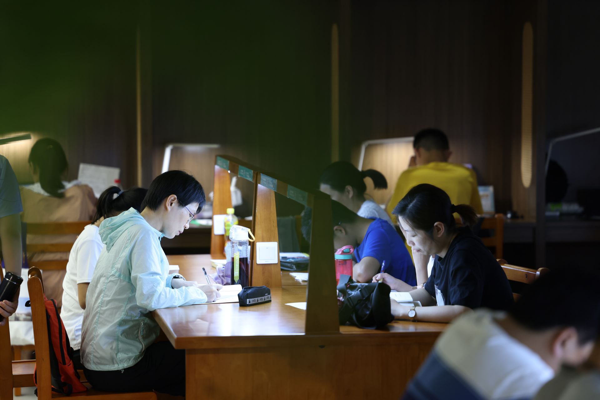 艾草飘香的端午节期间,蚌埠市图书馆启书房·晚间书房成为了市民们