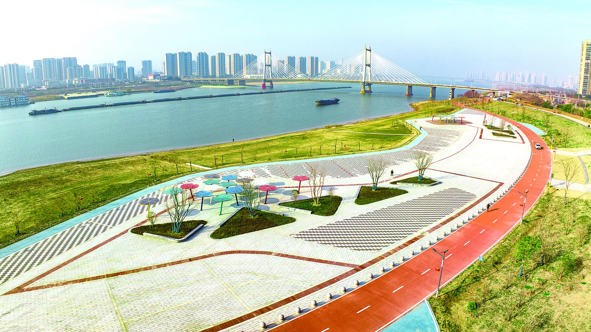 近日,淮河北岸东段靓淮河公园小草萌发,春意盎然,淮河水运繁忙,好一幅