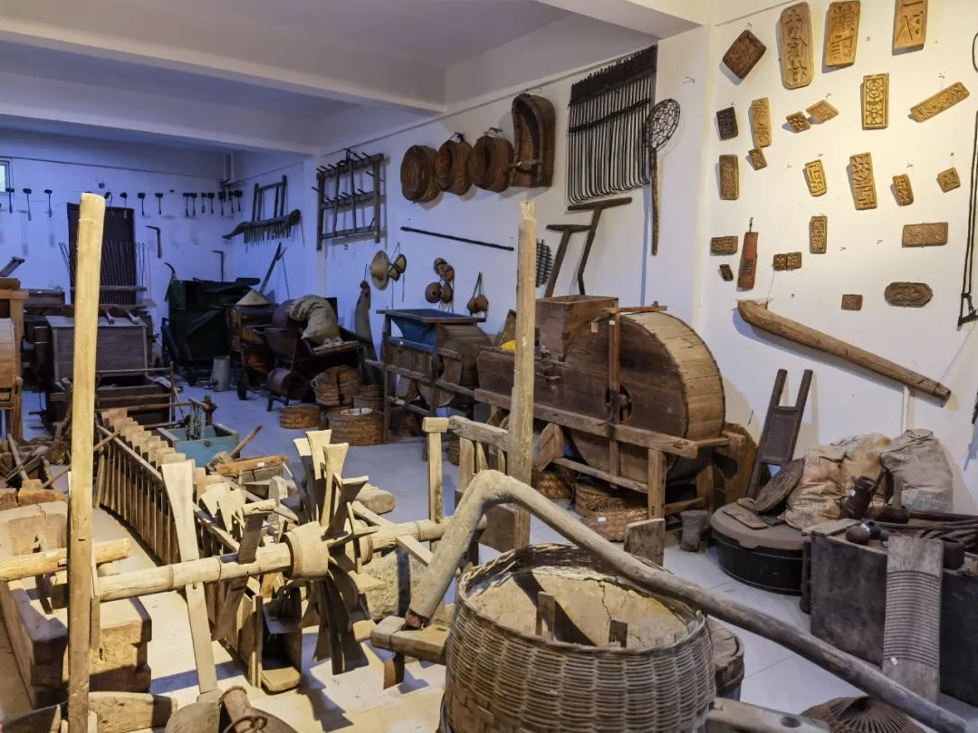 有一座山东乡忆民俗文化博物馆,馆藏有上百个门类的